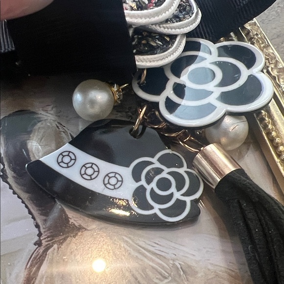 Black and Gold Floral Keychain bag charm with Pearl Accent white - Picture 3 of 6